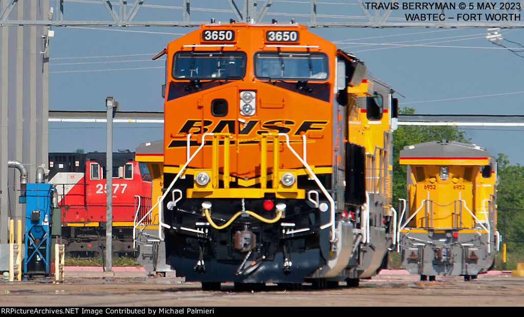 BNSF ET44AC 3650